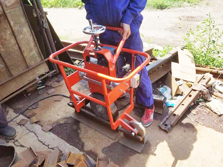 FMG-3.0型内燃(ran)槽型軌(gui)仿形打(da)磨機